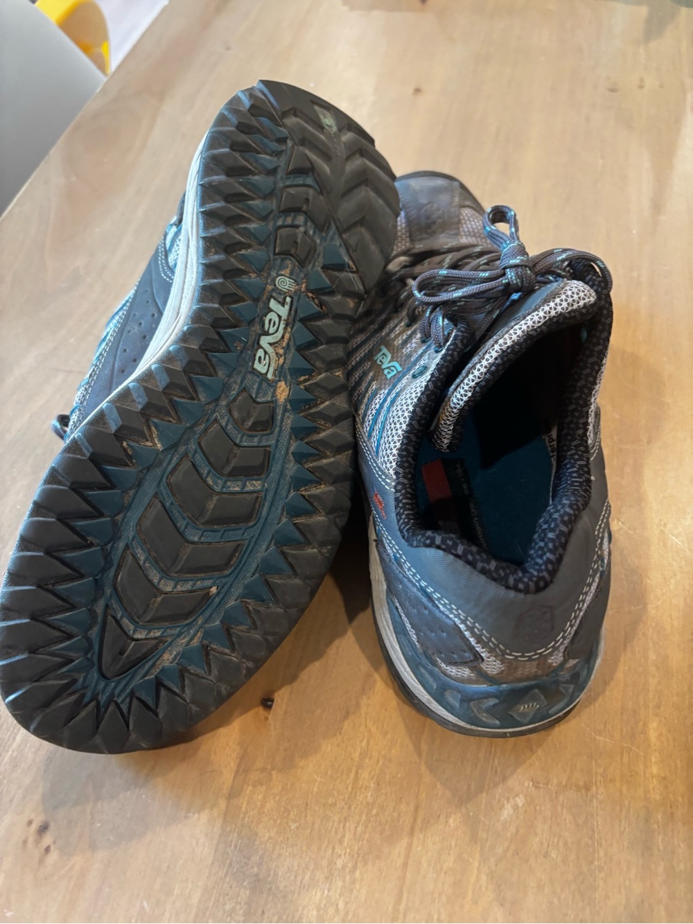 Women’s Gray Mesh Lightweight Athletic Shoes - Picture 2 of 3